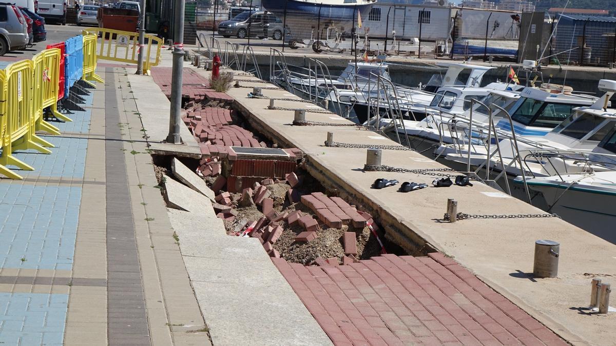 Así ha quedado parte del paseo del puerto pesquero tras el temporal de finales de febrero.