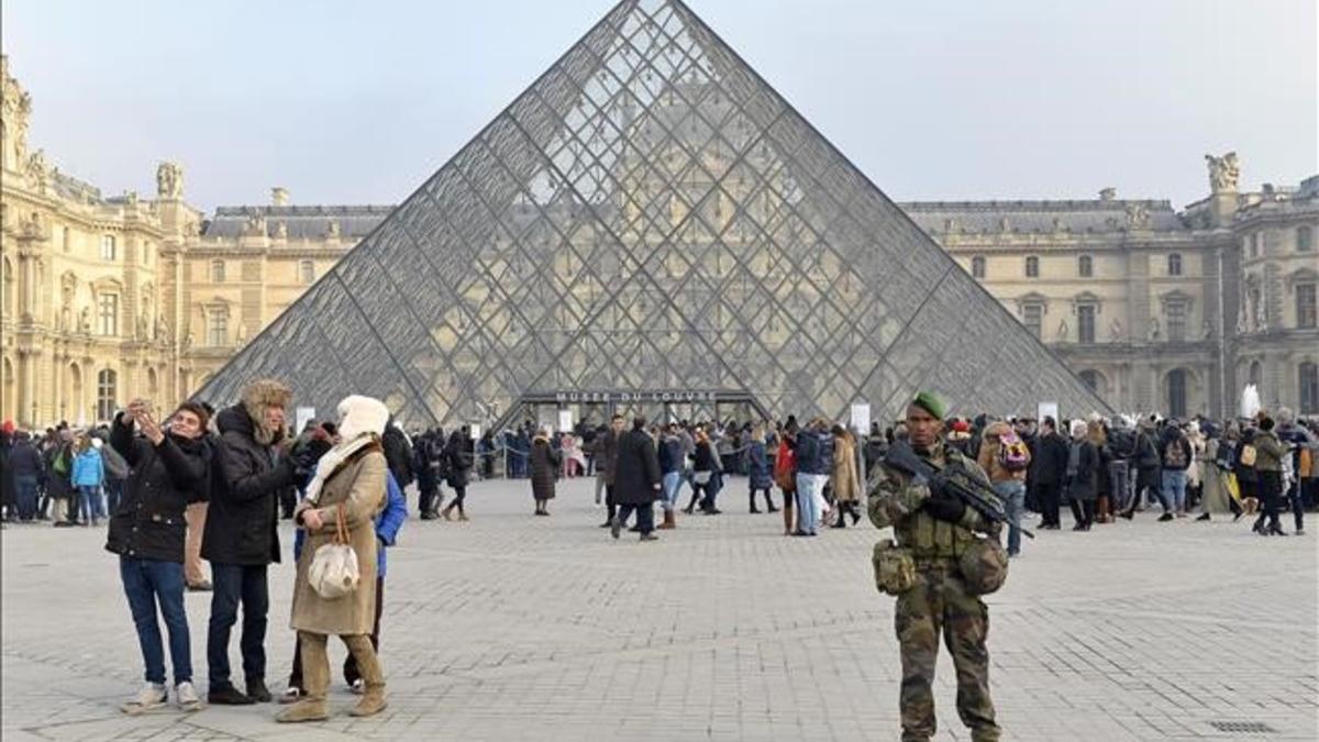 El Museo del Louvre vigilado por el ejército francés, la semana pasada.