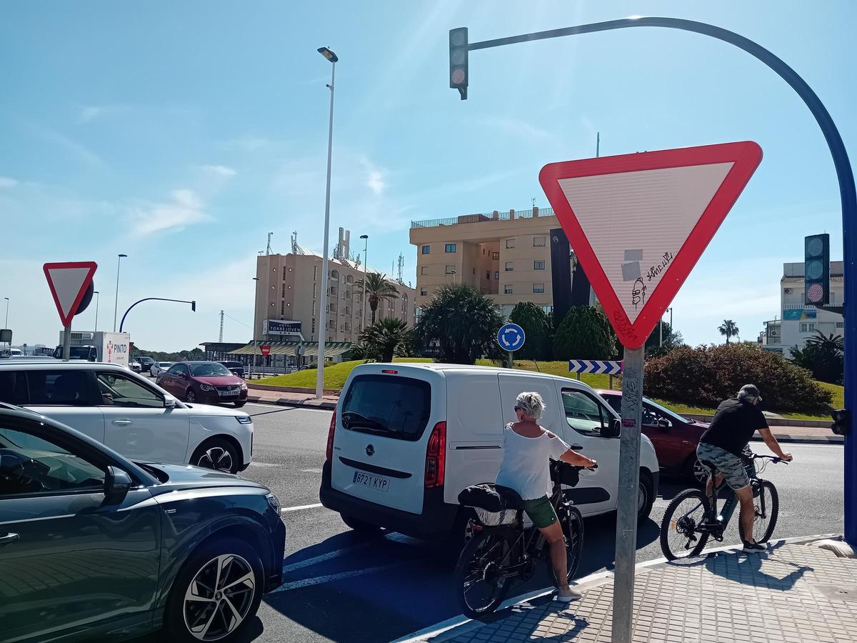 La glorieta de Punta Prima de la N-332 en Torrevieja ya tiene los semáforos inteligentes, aunque de momento solo en ámbar