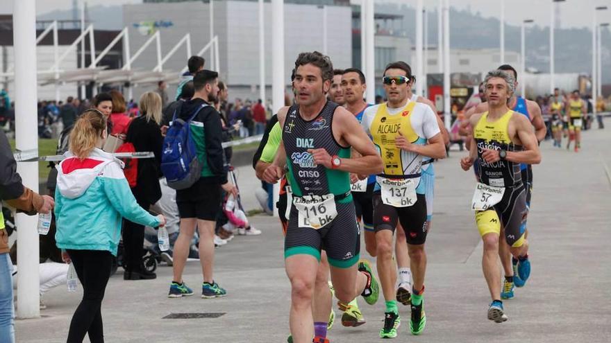 Aurelio Díaz encabeza la carrera masculina.