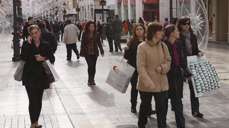 Viandantes en la calle Larios.