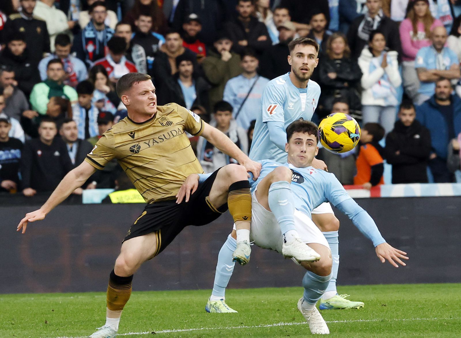 Pablo Durán pugna por el balón con Sergio Gómez, de la Real Sociedad