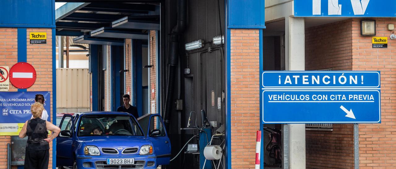 Revisión de un vehículo en una estación de València, en una imagen de archivo.