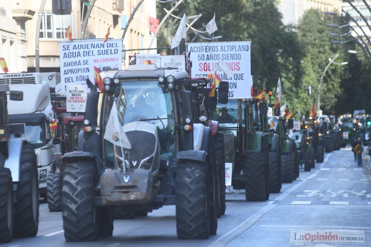 Miles de agricultores y ganaderos toman las calles de Murcia