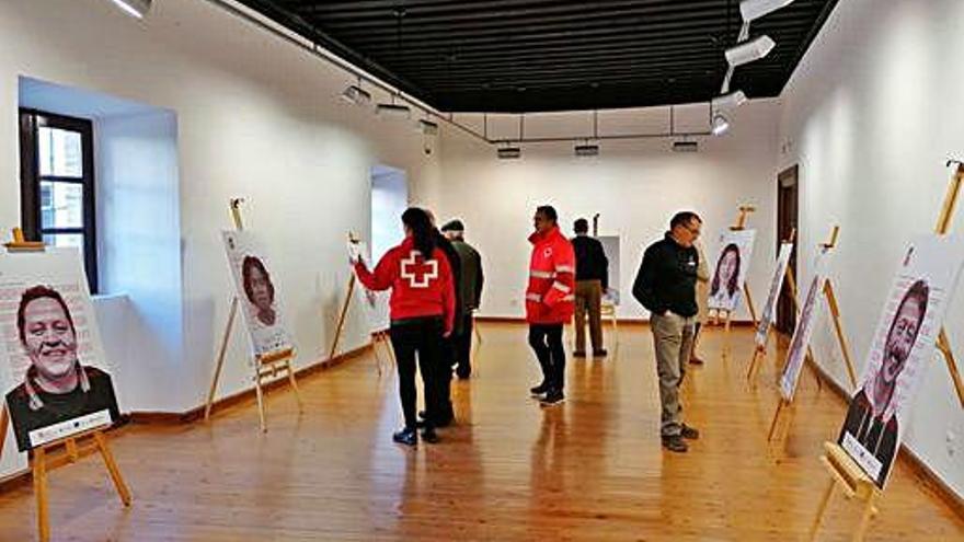 Técnicos de Cruz Roja explican a los visitantes el contenido de la exposición inaugurada en Toro.