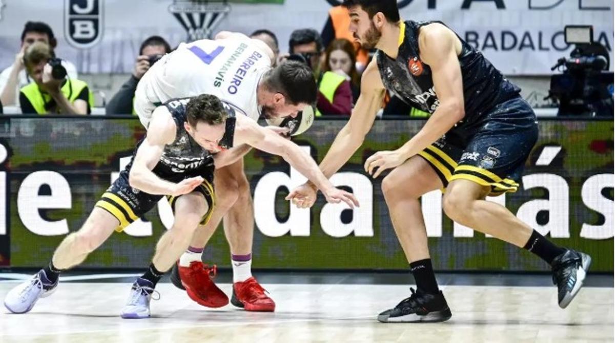 Huertas lucha por un balón en la final de la Copa del Rey de Baloncesto de 2023.