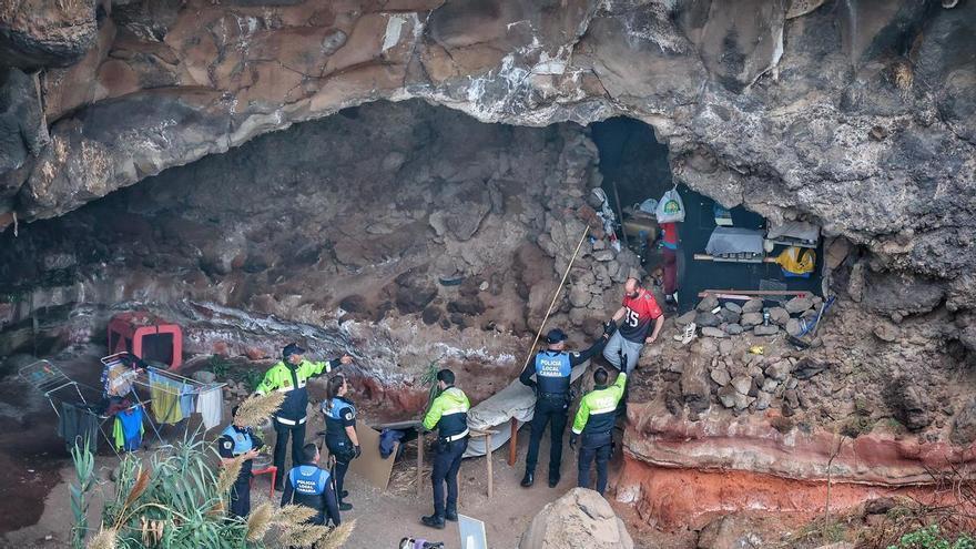 На Тенерифе через шторм рятували бездомних, що живуть у печерах: влада закликає до системних рішень