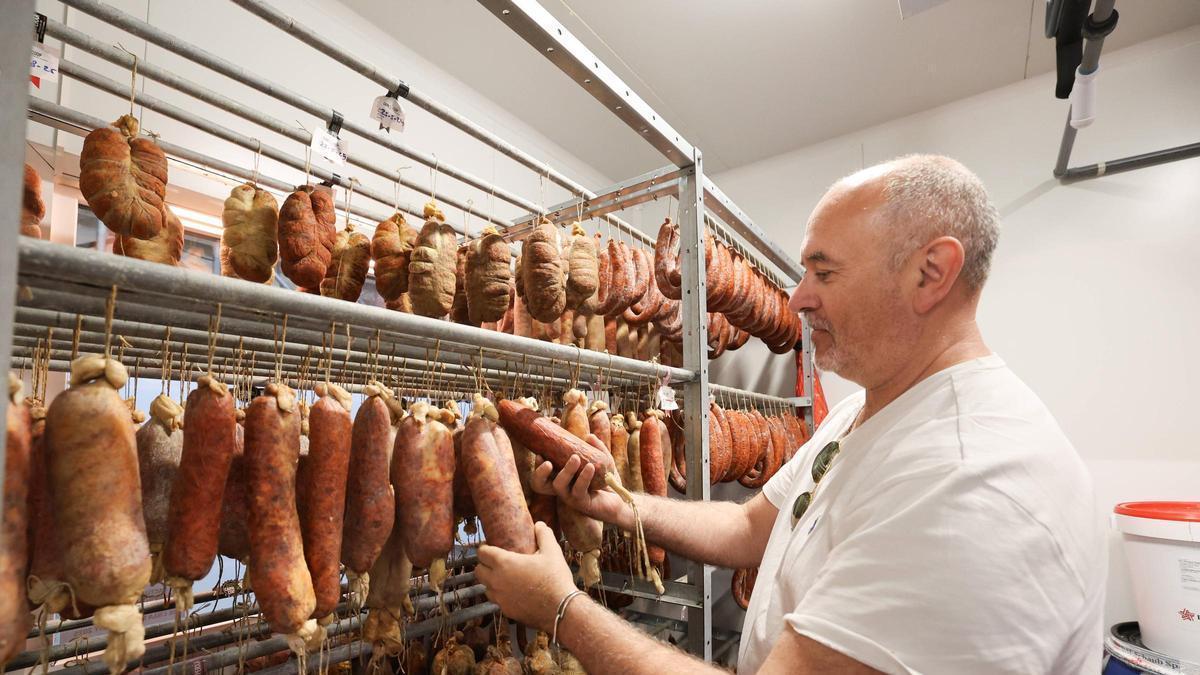 El presidente de la Cooperativa Ramadera Eivissenca, Vicent Bernat, en el secadero de Carn&Coop en el Mercat Nou.