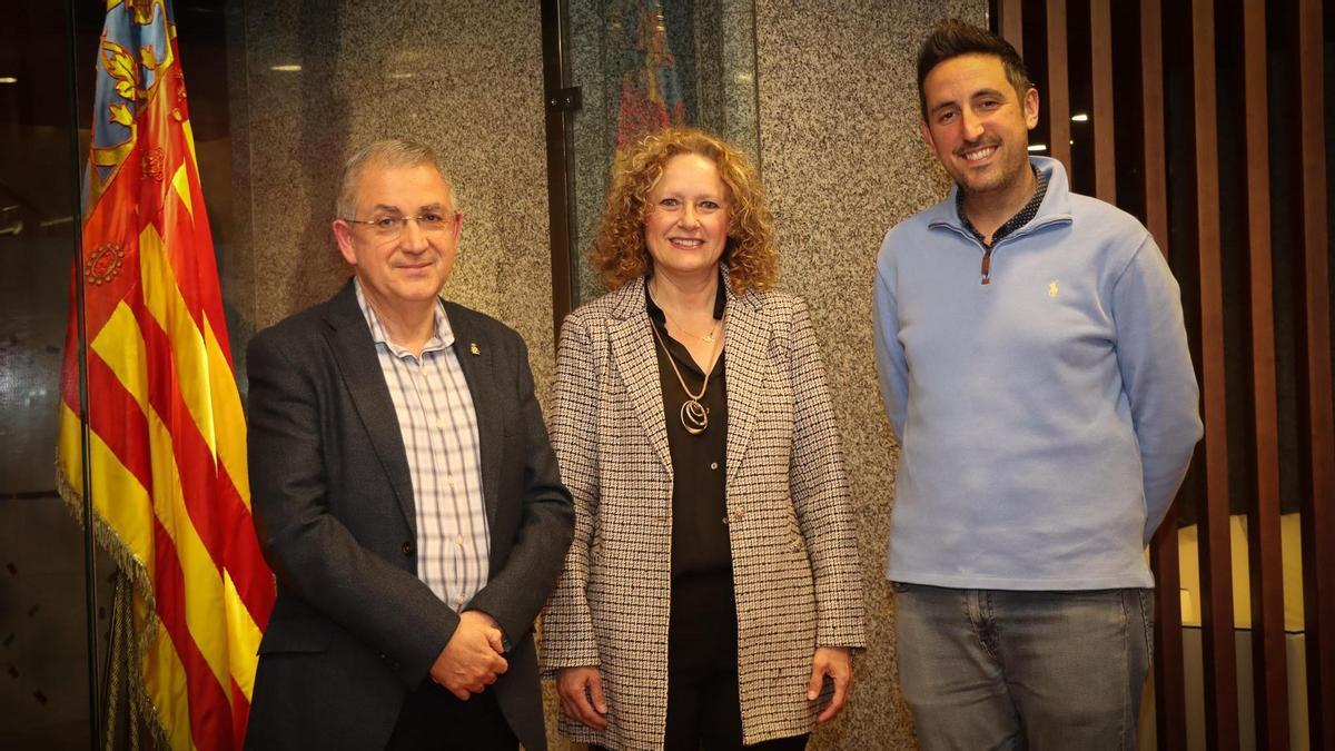 El presidente de Lletres Falleres junto a la alcaldesa de Torrent i el concejal de Fiestas