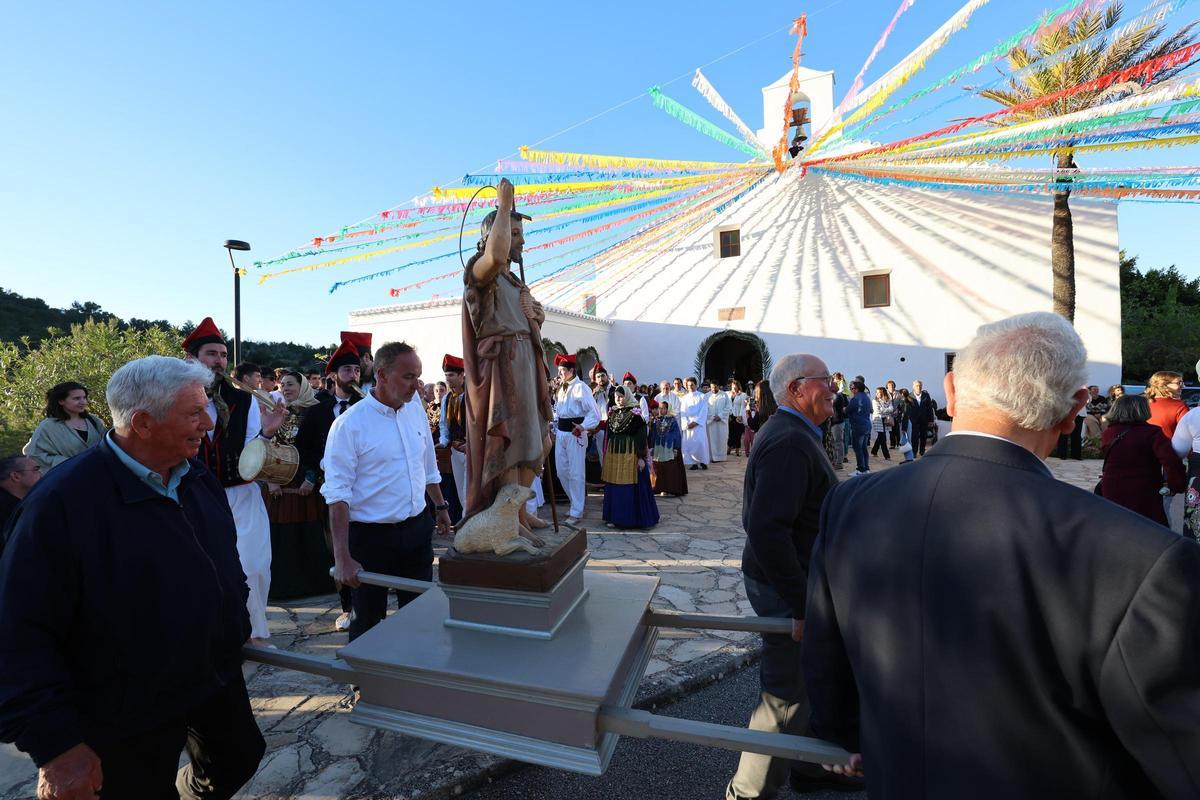 Descubre las mejores imágenes de las fiestas patronales de la Cala Sant Vicent