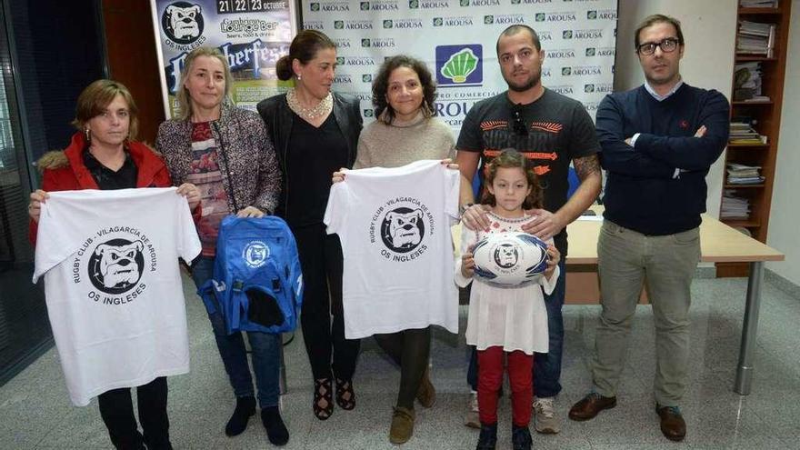 Club y patrocinador repartieron ayer los premios a los afortunados en los sorteos de la Oktoberfest. // N.P.