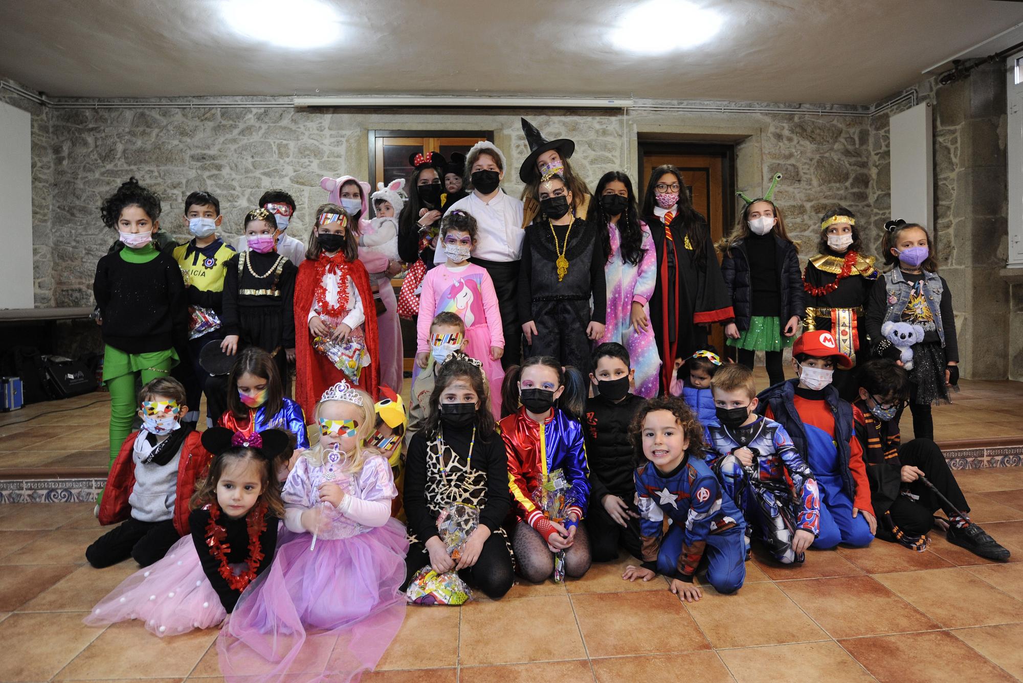 Foto de grupo dos asistentes á festa infantil no centro cultural Vista Alegre.