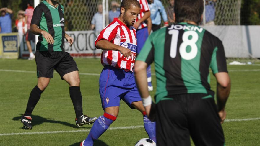 Lora, en un partido entre el Sporting B y el Sestao.