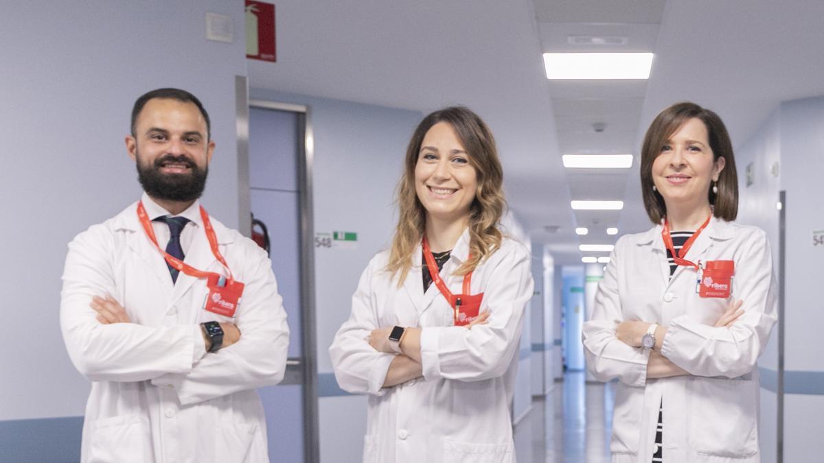 De izq. a dcha.: el Dr. Fernández, la Dra. Postigo y la Dra. Arnaiz. Completan el equipo de Cirugía Plástica el Dr. Alonso y la Dra. Blanco.