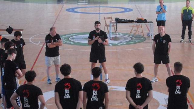 Pachi habla con sus jugadores en el inicio de la pretemporada. | BERNABÉ