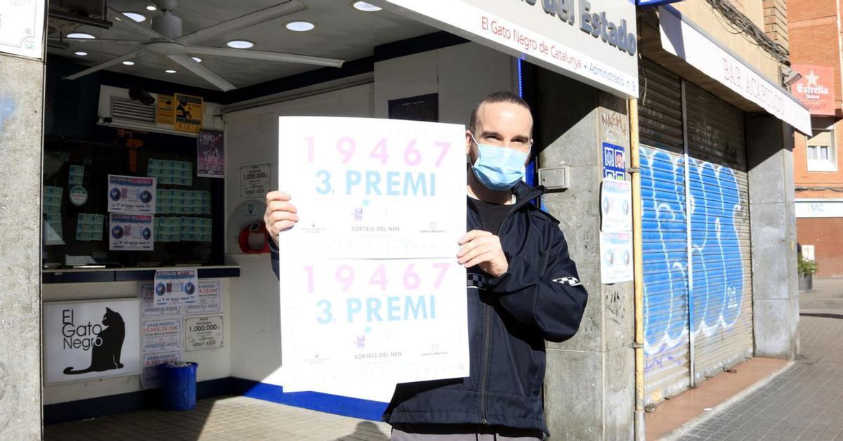 El responsable de l’administració El Gato Negro de l’Hospitalet, que ha repartit el tercer premi. | ACN