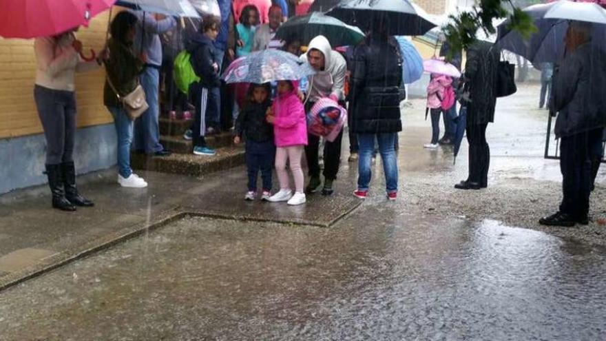 Una de las entradas al colegio Arealonga quedó completamente colapsada. En primer término se aprecia uno de los charcos. // Noé Parga