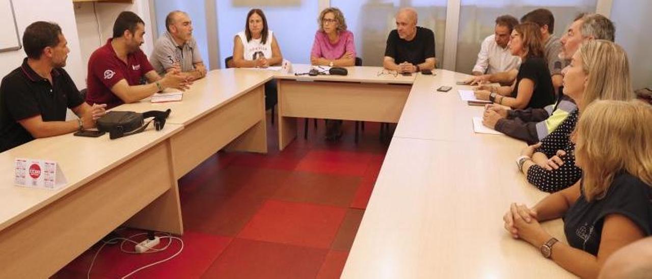 Unai Sordo y Amelia Pérez en su reunión con los comités de empresa de Ence, empresas auxiliares y del sector forestal, ayer en la sede del sindicato CC OO en Vigo . |   // JOSÉ LORES