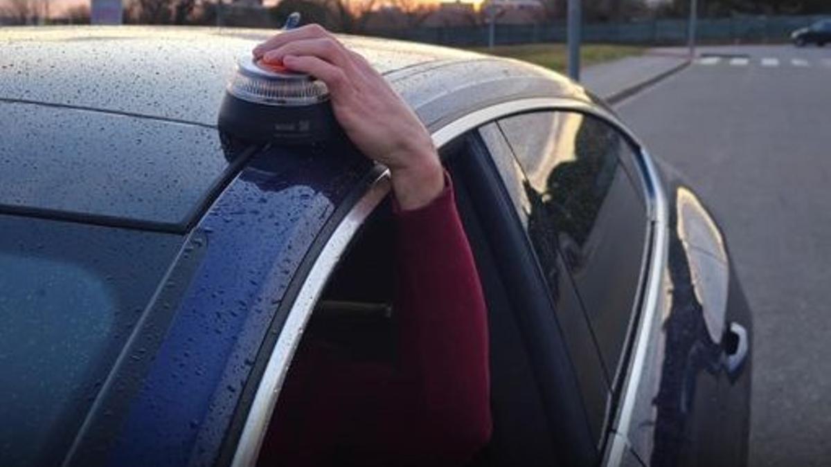 Todo lo que tienes que saber sobre la baliza de emergencia obligatoria para evitar una multa de 200 euros: ¿necesitas un móvil? ¿tienes que pagar cuota de conectividad?