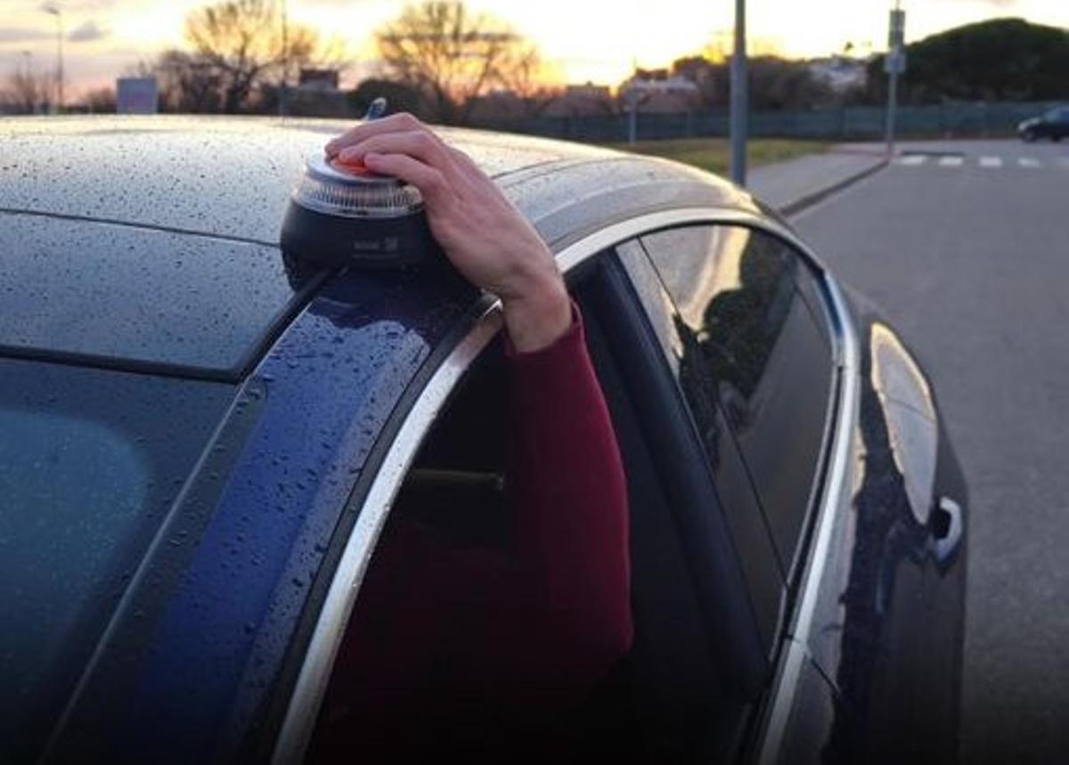 Todo lo que tienes que saber sobre la baliza de emergencia obligatoria para evitar una multa de 200 euros: ¿necesitas un móvil? ¿tienes que pagar cuota de conectividad?