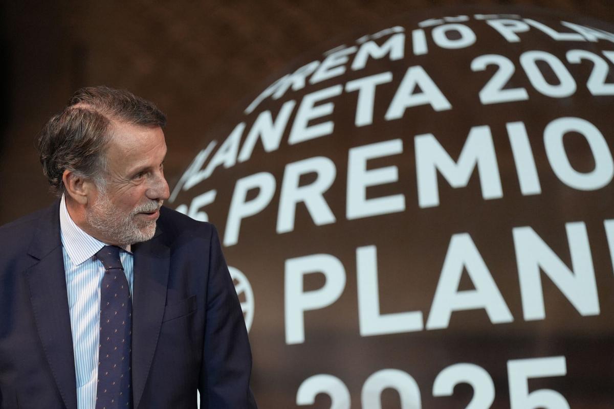 El presidente del Grupo Planeta, José Crehueras, durante una rueda de prensa el día anterior a la entrega del premio Planeta