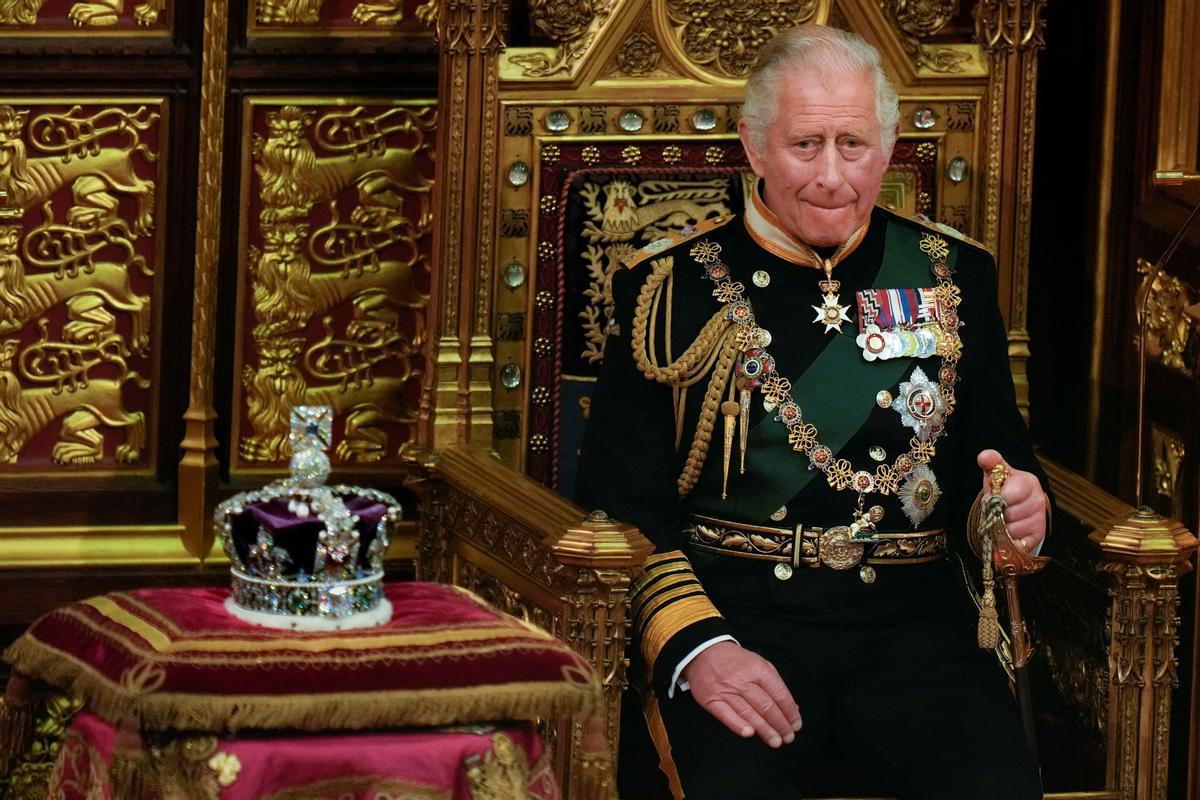 Príncipe Carlos de Inglaterra. El Príncipe Carlos de Gran Bretaña se sienta junto a la corona de la Reina durante la Apertura Estatal del Parlamento, en el Palacio de Westminster en Londres, Gran Bretaña, el 10 de mayo de 2022