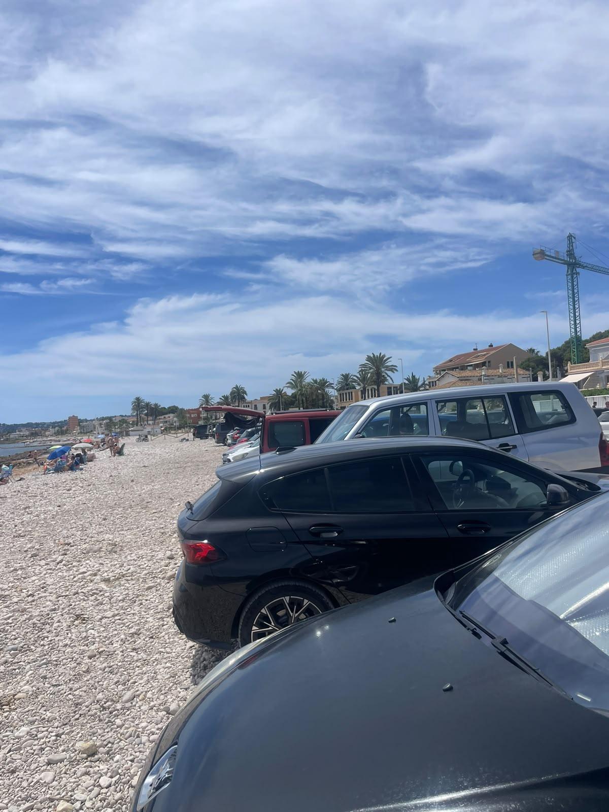 Los coches invaden la ribera del mar, una franja que es dominio público marítimo terrestre