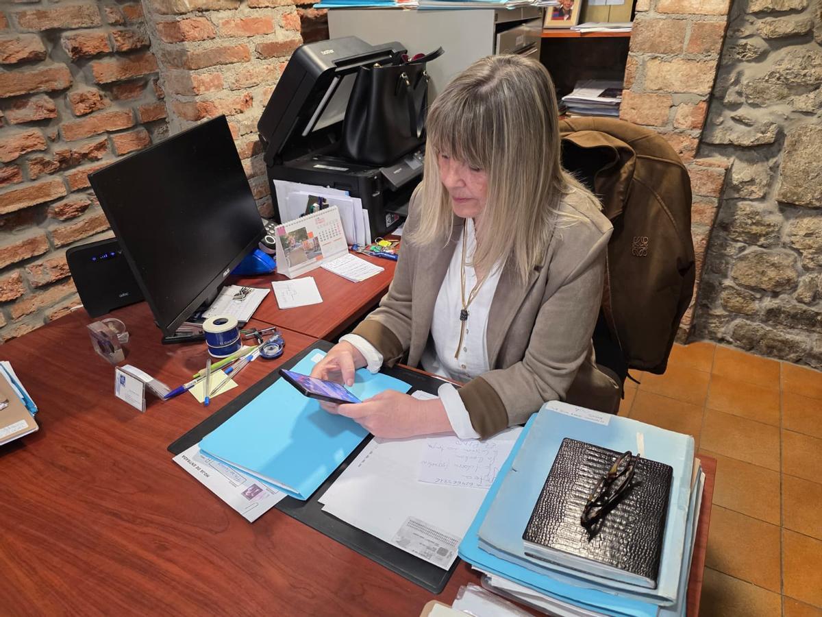 Carmen Pérez, en su mesa de la inmobiliaria La Cámara.