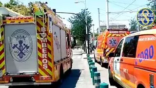 Accidente en Sevilla tras la colisión de un camión de butano y una furgoneta en Resolana