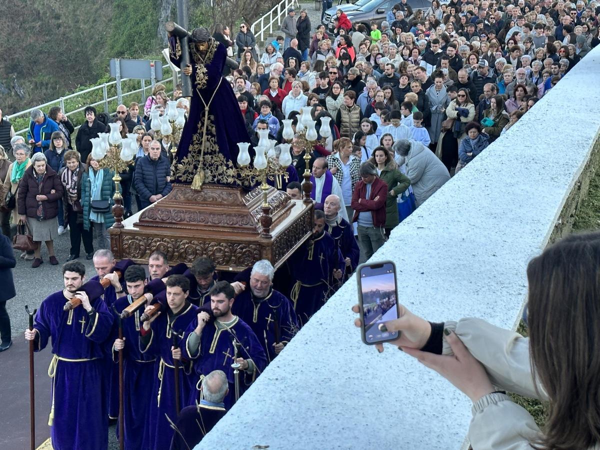 Procesión anterior al inicio de la Novena al Buen Jesús Nazareno.