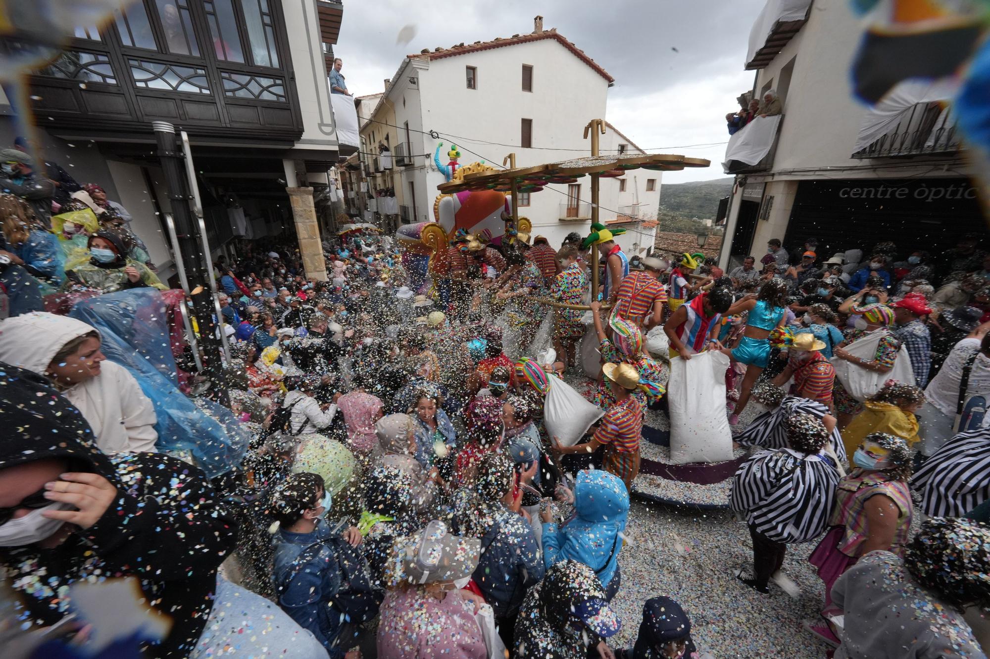 Búscate en el desfile de carrozas y disfraces de l'Anunci de Morella