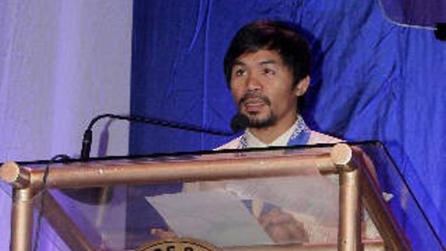 La estrella del boxeo Manny Pacquiao presenta su candidatura al senado de Filipinas