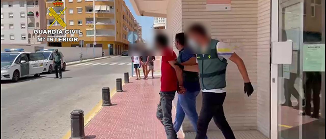 La Guardia Civil conduce al detenido por el intento de homicidio