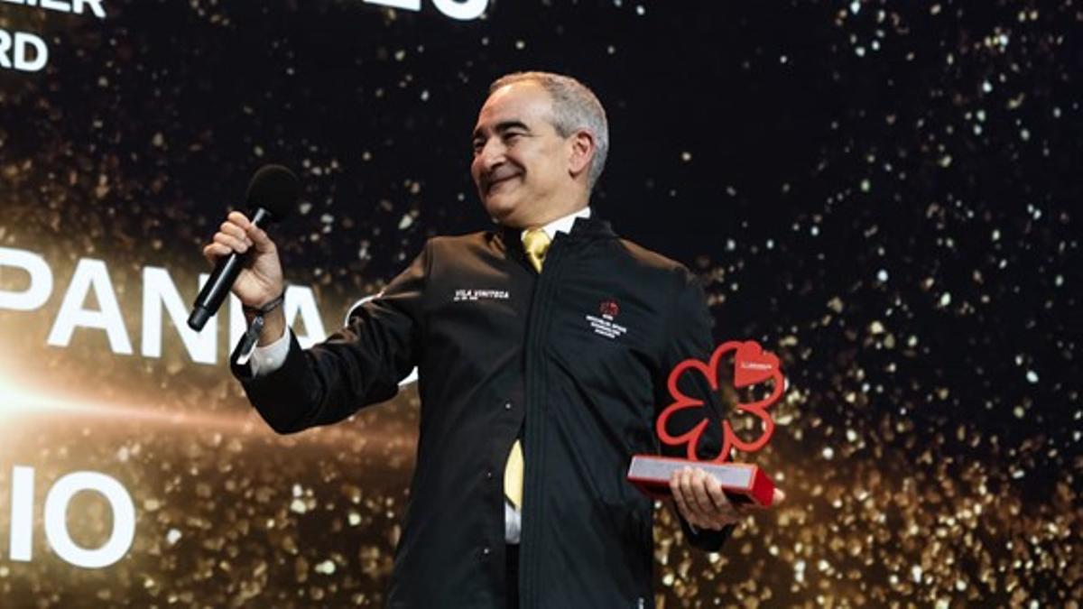 José Luis Paniagua recogiendo el premio al mejor Sommelier Michelin 2025.