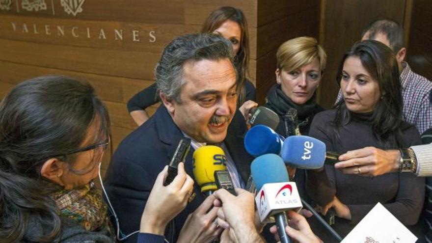 El diputado autonómico del PP Andrés Ballester responde a los periodistas en los pasillos de Les Corts.