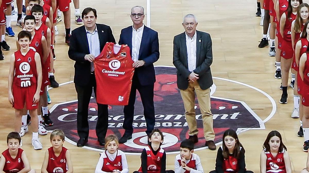 Reynaldo Benito y Jorge Costa, con la camiseta del Casademont Zaragoza en el Príncipe Felipe.