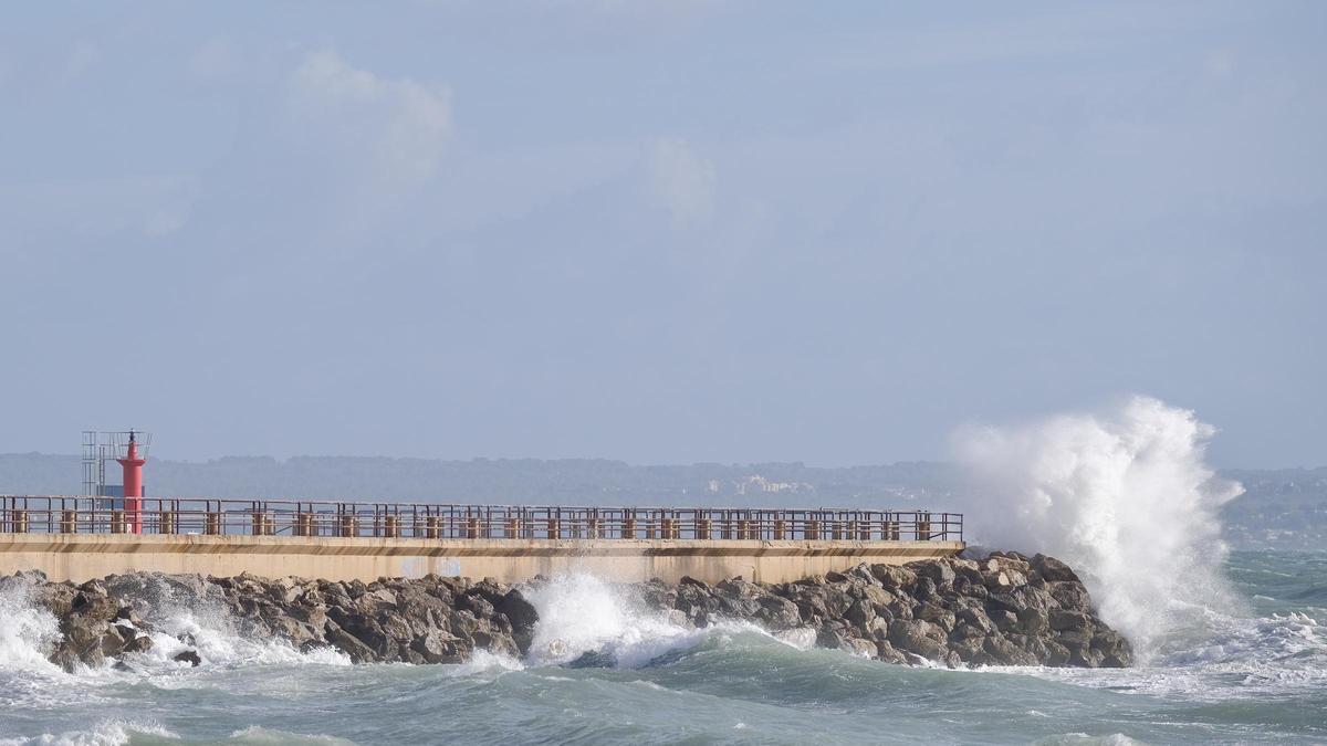 Las olas golpean los diques exteriores del Club Náutico del Portitxol, en Palma