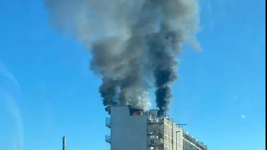 Vídeo: Un incendi crema la sisena planta d'un edifici a Calonge