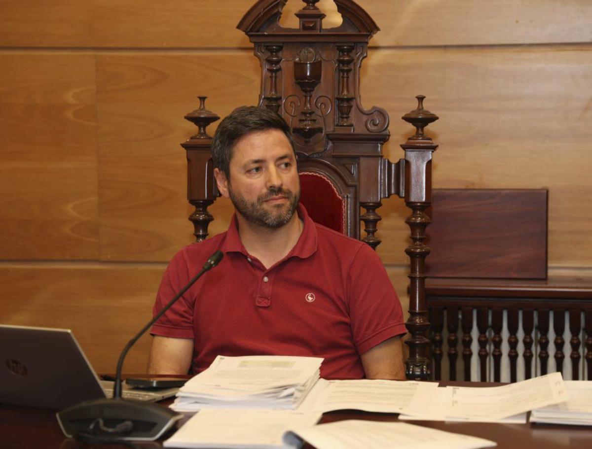 El alcalde de Cambados, Samuel Lago, en un pleno municipal. | NOÉ PARGA