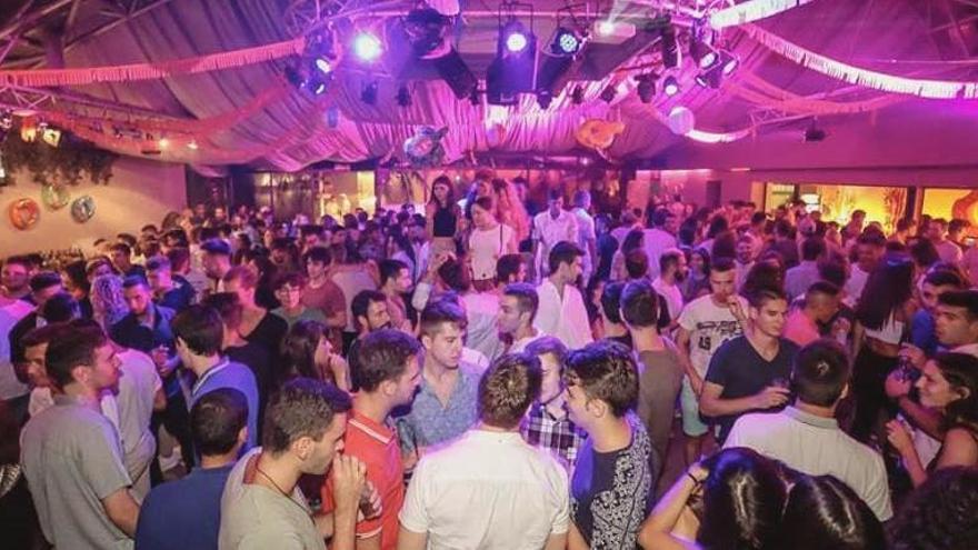 Sala manresana La Carpa del Riu ben plena de joves, fa dos anys |