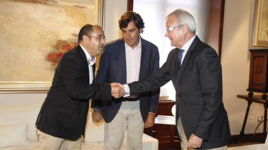 Martínez saluda a Valcárcel ante la mirada de Hernández.