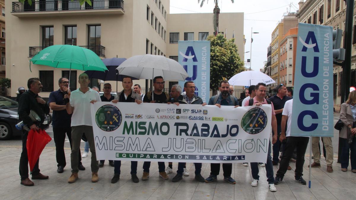 Agentes, en la concentración que tuvo lugar este miércoles frente a la Delegación del Gobierno en Murcia.