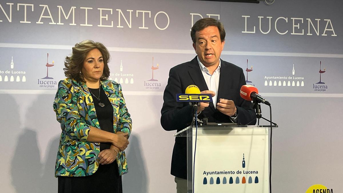 María de la O Redondo y Aurelio Fernández  informan de la eliminación de los cortes de agua.