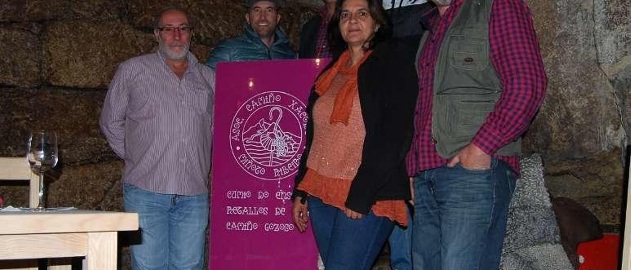 Carlos da Barreira, Luis Ferro y Jorge Fernández con miembros de Camiño Xacobeo Miñoto Ribeiro.