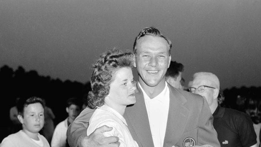 Arnold Palmer y su mujer, tras ganar el Masters de Augusta de 1958.