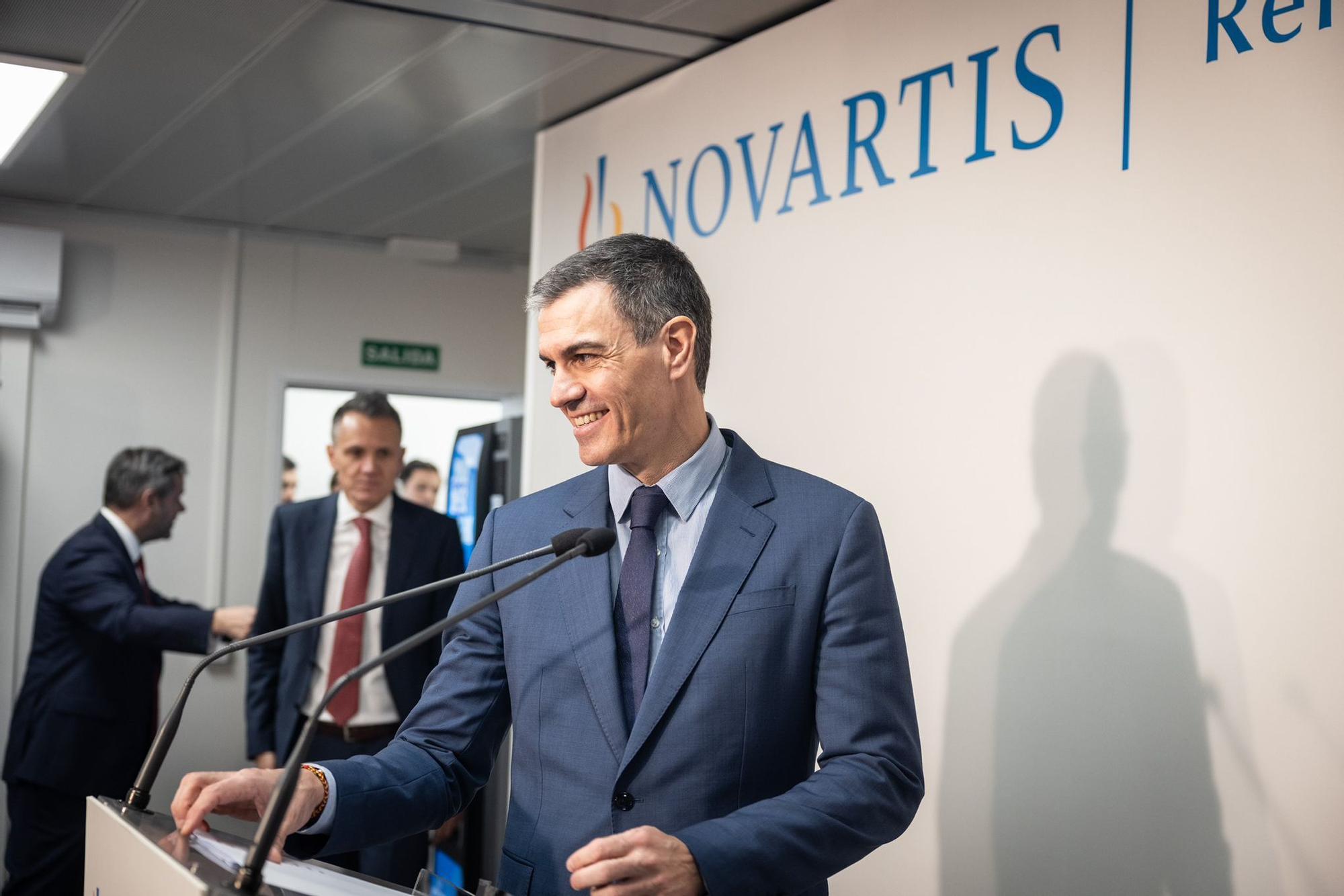 En imágenes | Pedro Sánchez visita las instalaciones de Novartis en La Almunia de Doña Godina