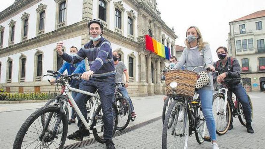 Gonzalo Caballero, ayer, en su paseo en Pontevedra en favor del uso de la bicicleta.