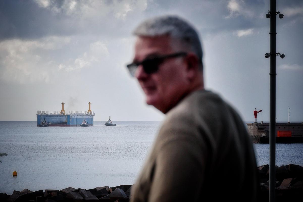 Llegada del primer dique flotante al Puerto Santa Cruz de Tenerife desde China Llegada del primer dique flotante al Puerto Santa Cruz de Tenerife desde China