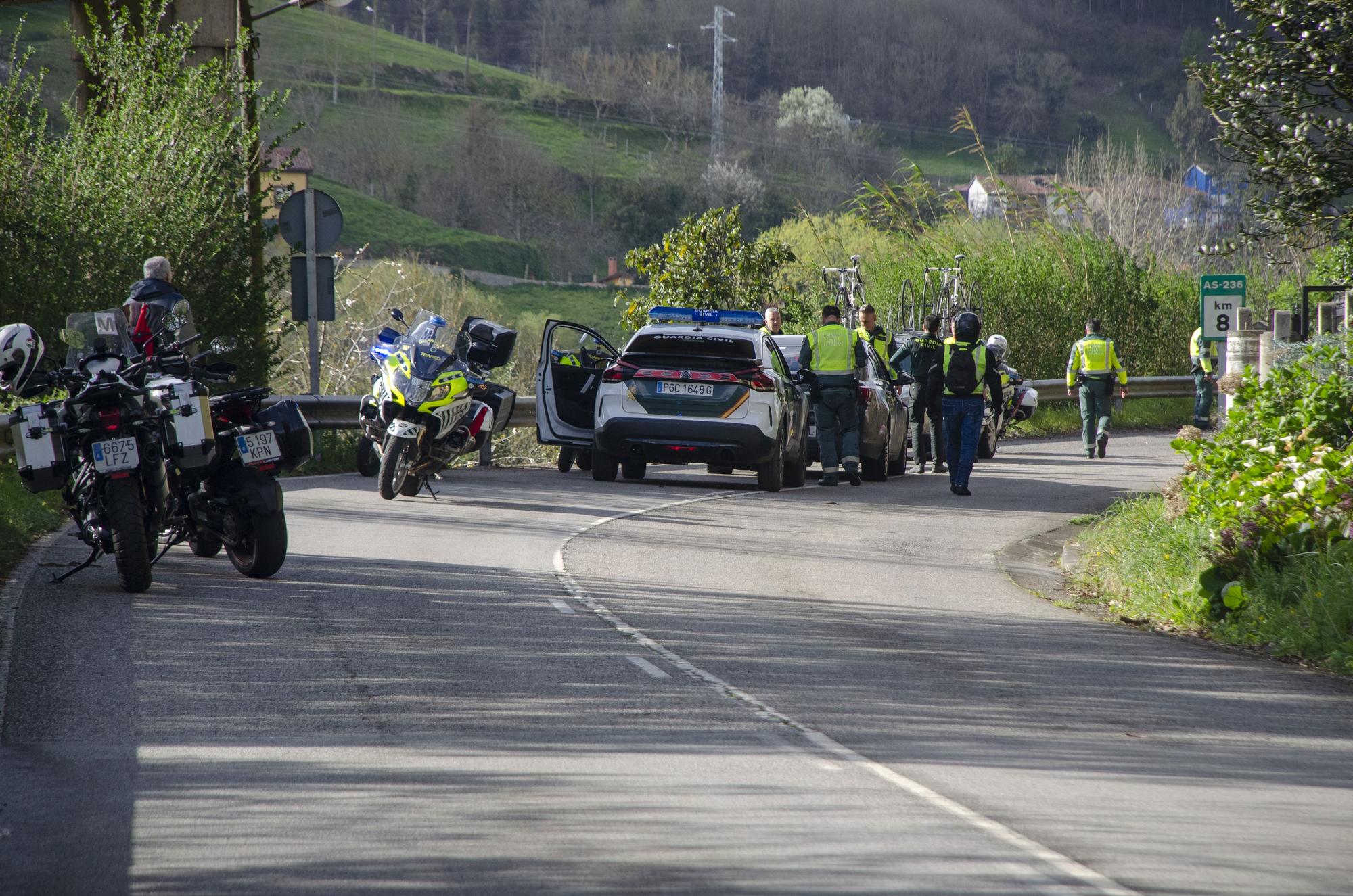 Tragedia en una carrera ciclista en Pravia: un hombre irrumpe con un coche robado y mata a un guardia civil tras arrollarlo