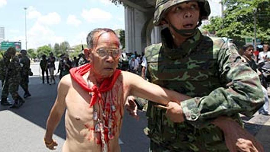 Violentos enfrentamientos en Bangkok se saldan con casi 80 heridos